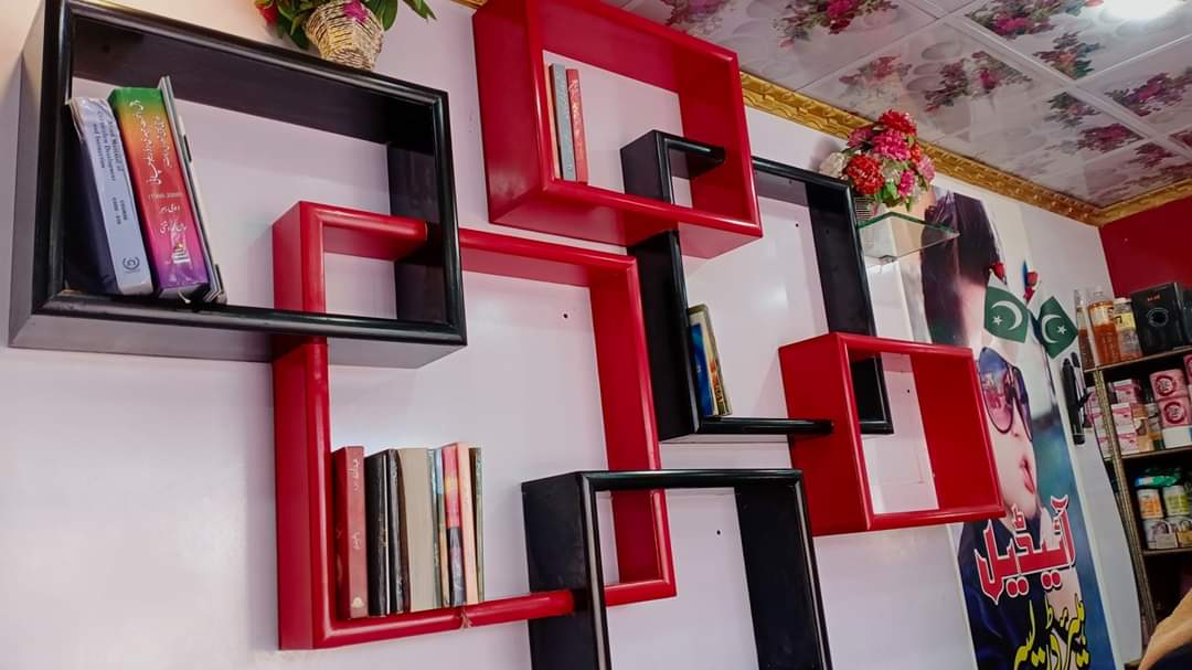 BalochistanIns1's tweet photo. A Barber in #Nushki has established a small library inside his shop to promote the culture of reading.

#Balochistan #Pakistan https://t.co/xKrf5Uly1K