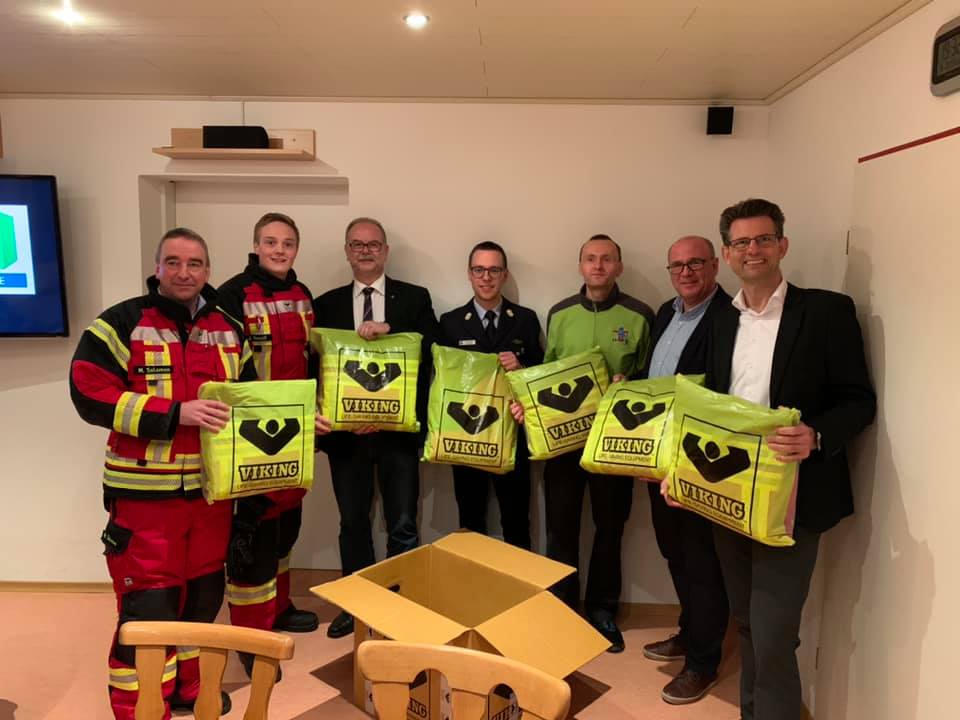 VIKINGFiresuits's tweet photo. Today we handed over 116 sets of VIKING Performer protective clothing to the fire brigades in the city of Schauenstein 🔥 
#VIKINGSafety #RightBesideYou #VIKINGfiresuits https://t.co/XcQX22s3Lc
