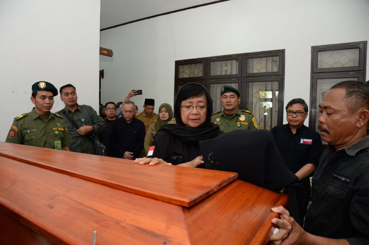 1. #SobatHijau, hari ini (10/03) Menteri Siti Nurbaya, Wamen Alue Dohong, Sekjen #KLHK Bambang Hendroyono, dan Direktur Jenderal <a href="/ditjenksdae/">Ditjen KSDAE</a> Wiratno melepas langsung jenazah keenam rimbawan yang gugur kpd keluarga korban, di kantor Balai TN. Sebangau, Kalimantan Tengah.