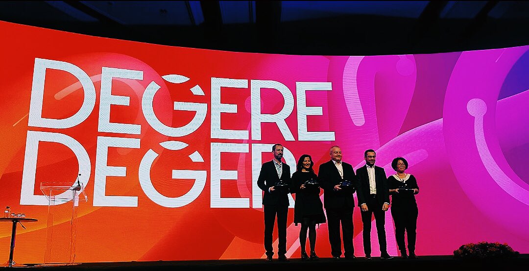 BrandTalks's tweet photo. Brand Talks ekibi olarak bugün pazarlama, reklamcılık, data, tüketici, marka, değer ve perakende konularının konuşulacağı 23. Araştırma Zirvesi'ndeyiz. @TrArasDernegi #arastirmazirvesi https://t.co/4PzqxNwC8f