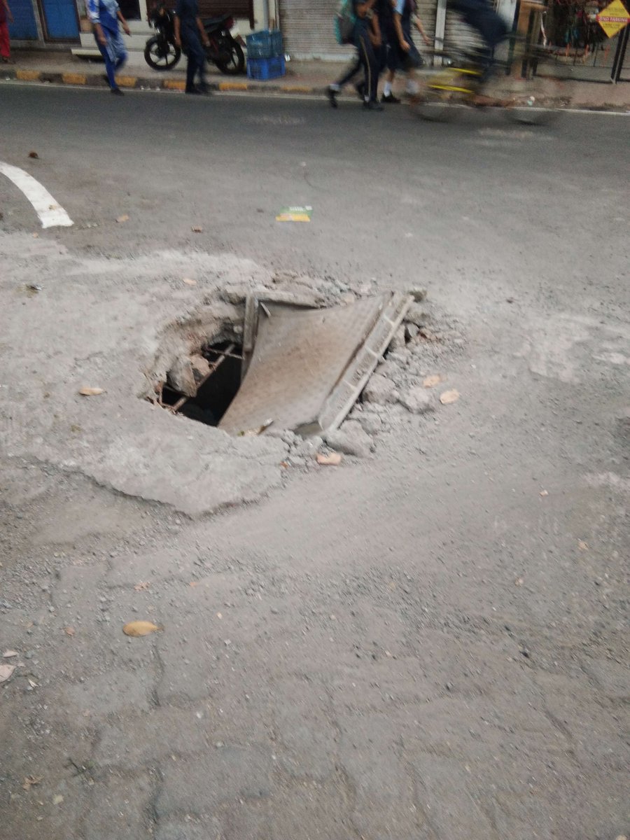 itsenufapp's tweet photo. https://t.co/Qa837ZDeKH
On a road going to SVIS School In Gorai-1 area at Borivali (West) a cover on a chamber of sewerage has broken and got a big hole. It has become dangerous for pedestrians and students. BMC is requested to look into the matters at the earliest. @mybmc https://t.co/uUF2GgxCYX