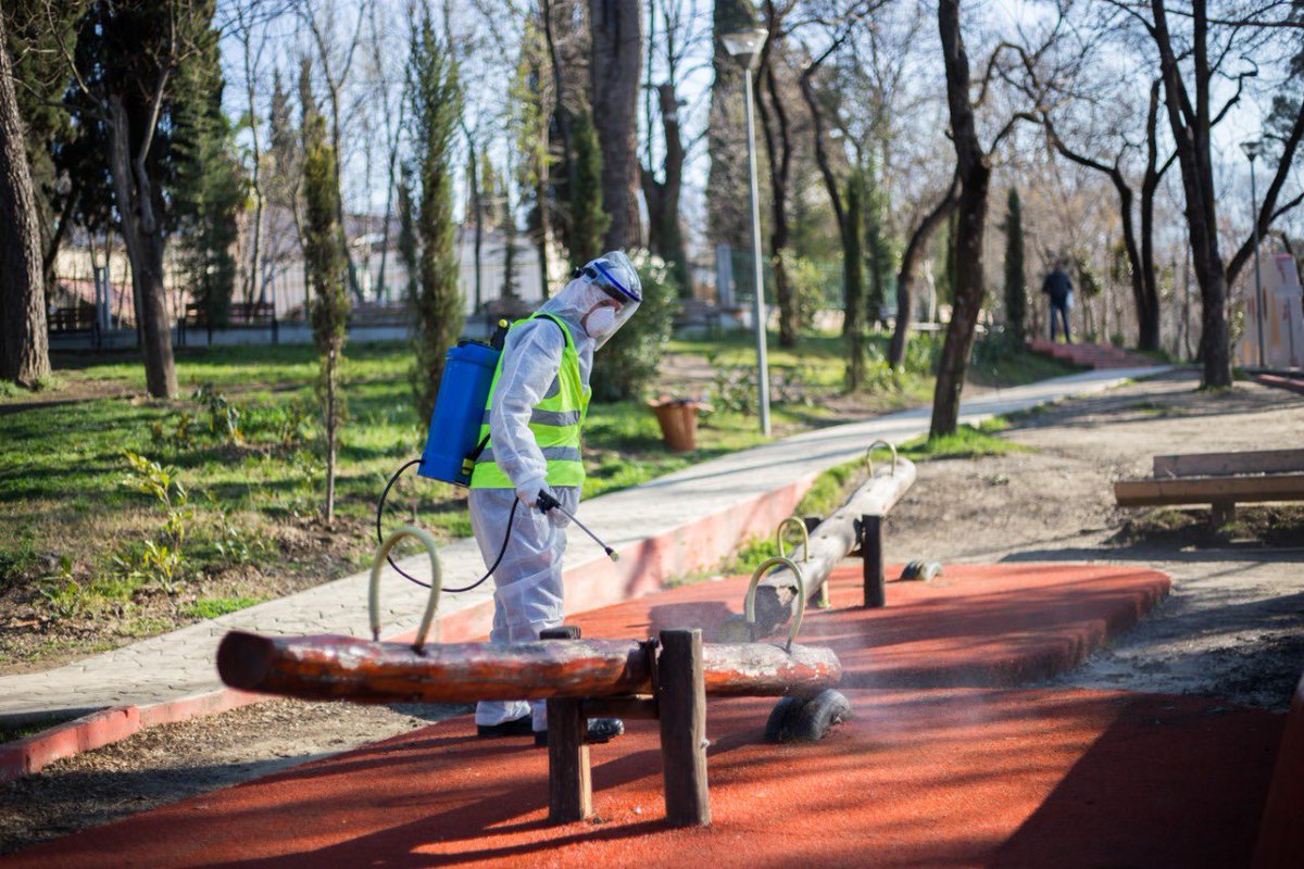 erionveliaj's tweet photo. Dezinfektim i te gjithe kendeve te lodrave ne Tirane 🎡🎠

👫 femijet nuk jane vulnerabel ndaj #coronavirus por mund te jene bartes per tek gjysherit 👴🏻👵🏻 qe rrezikojne me shume, ndaj higjena publike e personale eshte kyç. 🧼😷

#DoJaDalim 🇦🇱👍 https://t.co/xgJMmaTW2h