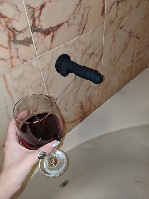 Having the best holiday with my girls right now 🌡️ We all needed a lil warming up 🔥 All our uncensored