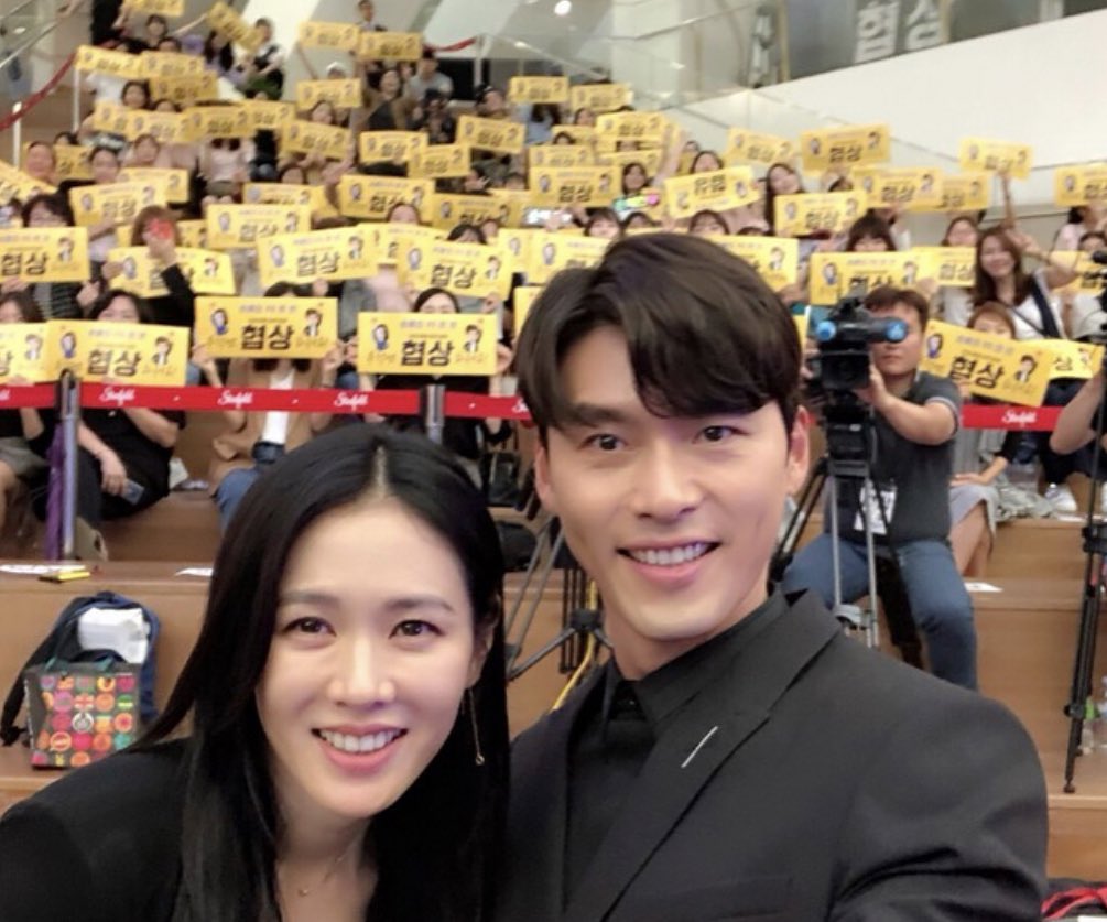 bin__0925's tweet photo. 협상 때 셀카 발견 !!!!!!!!!!!!!!! 현빈 손예진 실물 그대로 담기는 카메라 개발 중인가요 ••• https://t.co/6AJHphLQHW