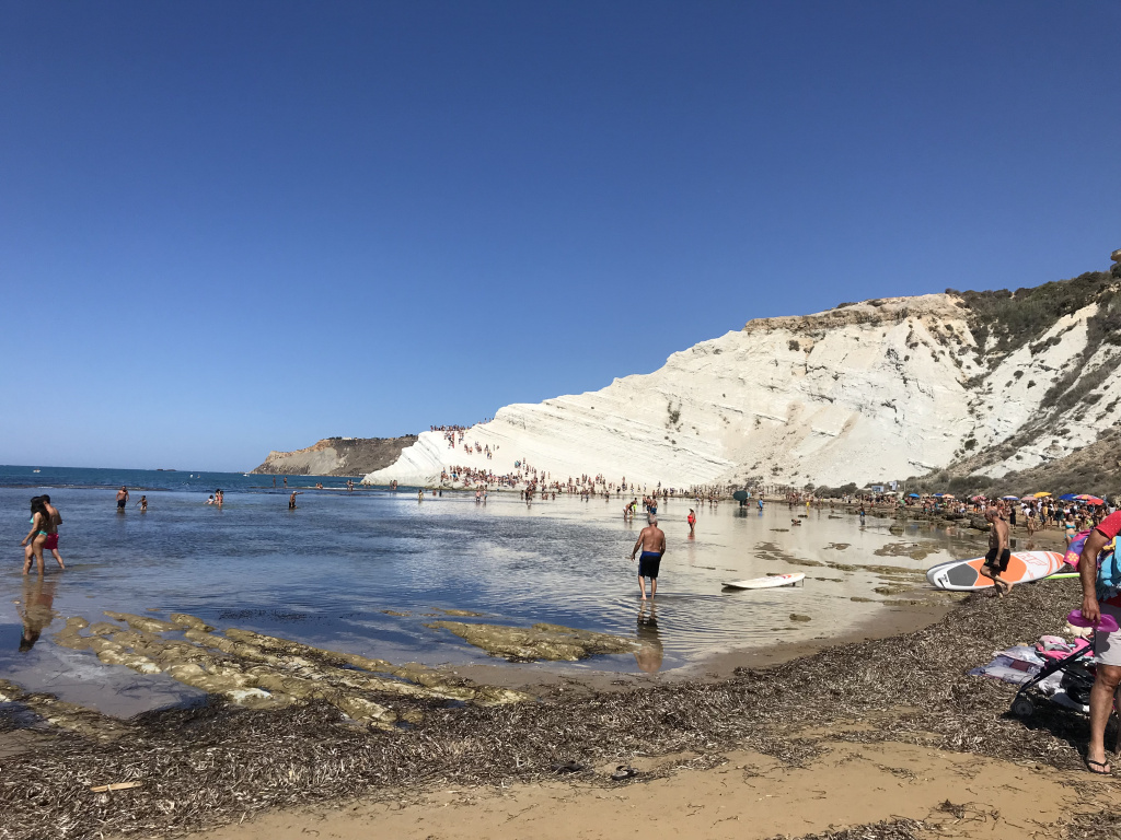 Scala dei Turchi, beware the Instagram models on the white cliffs of Sicily! siciliangodmother.com/2020/03/10/sca…
