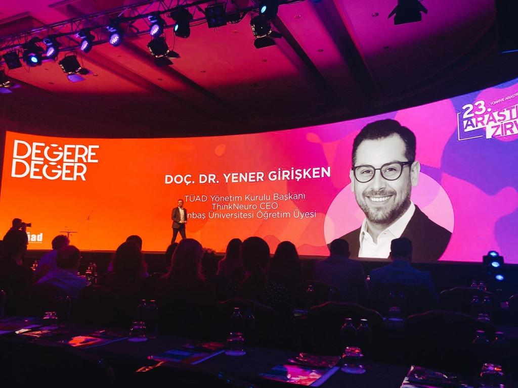 BrandTalks's tweet photo. "Bir insan, diğer bir insanın değere ulaştığını gördüğünde kendisi de o değere ulaşmak için elinden geleni yapıyor. @ThinkNeuroTR CEO'su Doç. Dr. Yener Girişken sahnede. #arastirmazirvesi @TrArasDernegi https://t.co/FXQ0vDWoXJ