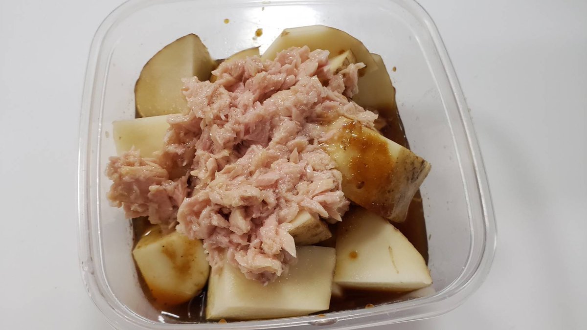 ore825's tweet photo. 芋を切って入れるだけなのでマジで電子レンジ神…ってなる「簡単テレワーク飯」

『タレツナじゃが』

容器に良く洗ったじゃがいも2個360g、焼肉のたれ大さじ4、酒大さじ2、ツナ缶を油ごと1缶入れラップし600w9分チン、黒胡椒入れ混ぜ完成！

調味料たったこれだけなのにこの旨さ、ガチでオススメです https://t.co/EG14k114k3
