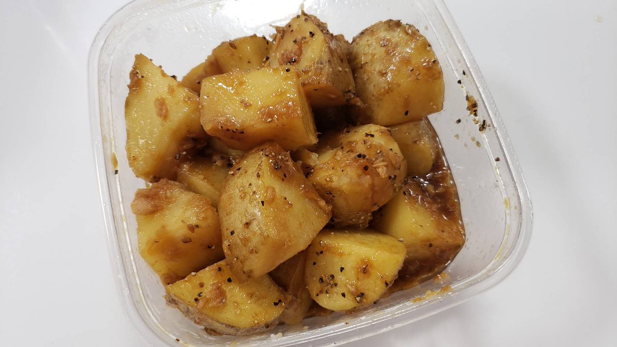 ore825's tweet photo. 芋を切って入れるだけなのでマジで電子レンジ神…ってなる「簡単テレワーク飯」

『タレツナじゃが』

容器に良く洗ったじゃがいも2個360g、焼肉のたれ大さじ4、酒大さじ2、ツナ缶を油ごと1缶入れラップし600w9分チン、黒胡椒入れ混ぜ完成！

調味料たったこれだけなのにこの旨さ、ガチでオススメです https://t.co/EG14k114k3