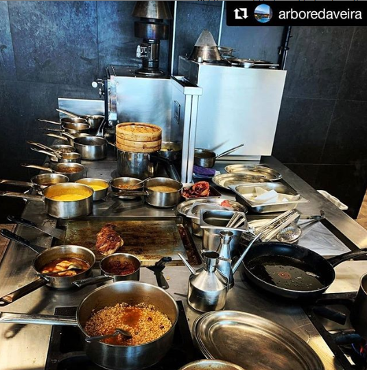 adisacooking's tweet photo. ♨️Thanks @arboredaveira for this snapshot our kitchen after a day of 💯! 
♨️Gracias #arboredaveira por captivar esta foto de una cocina tras usarla al 💯! 
♨️Merci de montrer à quoi ressemble une cuisine après l'avoir utilisé toute la journée à 💯! #cocinasmediterráneas https://t.co/yQXFvVamly