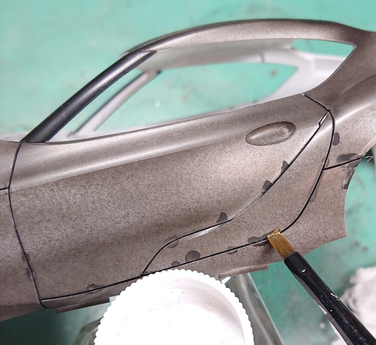 Sof Ledは塗料 タミヤ Grスープラの下地処理です いつものように この時点で黒サフでスミ入れしておき800番 10番 メラミンスポンジと水研ぎして傷やうねりを除去しました タミヤの最新キットらしくうねりや段差がほとんど無く下地処理も短時間で終わっ