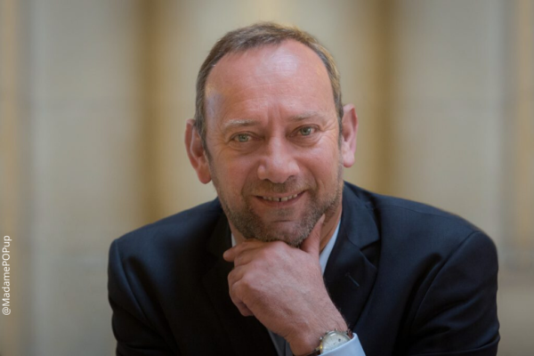 ALehenanff's tweet photo. Plus de réunions publiques ? Pas de soucis !

Échangez avec @DavidRobo56 ce soir mardi et jeudi à partir de 18h30 lors d'1 Facebook Live . Le principe : posez votre question via FB et il vous répond par vidéo en direct ! 

RDV sur la page FB @DavidRobo2020  👌 https://t.co/sGBbExcRUW