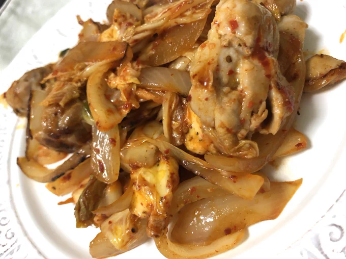 先日のタコパにぼぼぼ先生が持って来てくださった美味しいキムチで今日はダッカルビ風。角切りチーズも入れたらさらにヒンナヒンナ。ご飯が進みすぎる?ありがとうございました? 