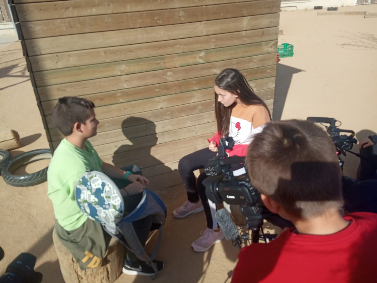 TeleducaEducom's tweet photo. En marxa 1a jornada rodatge participatiu del projecte pilot #Tinter, iniciativa que aplega 4 centres educatius de la xarxa @MesEducacioSA i impulsa @omnium. Avui som amb un grup classe de 5è @EscMaquinista rodant 3 seqüències del curt resultant. Conscienciació x salvar la Terra! https://t.co/MrzfjgtbDU