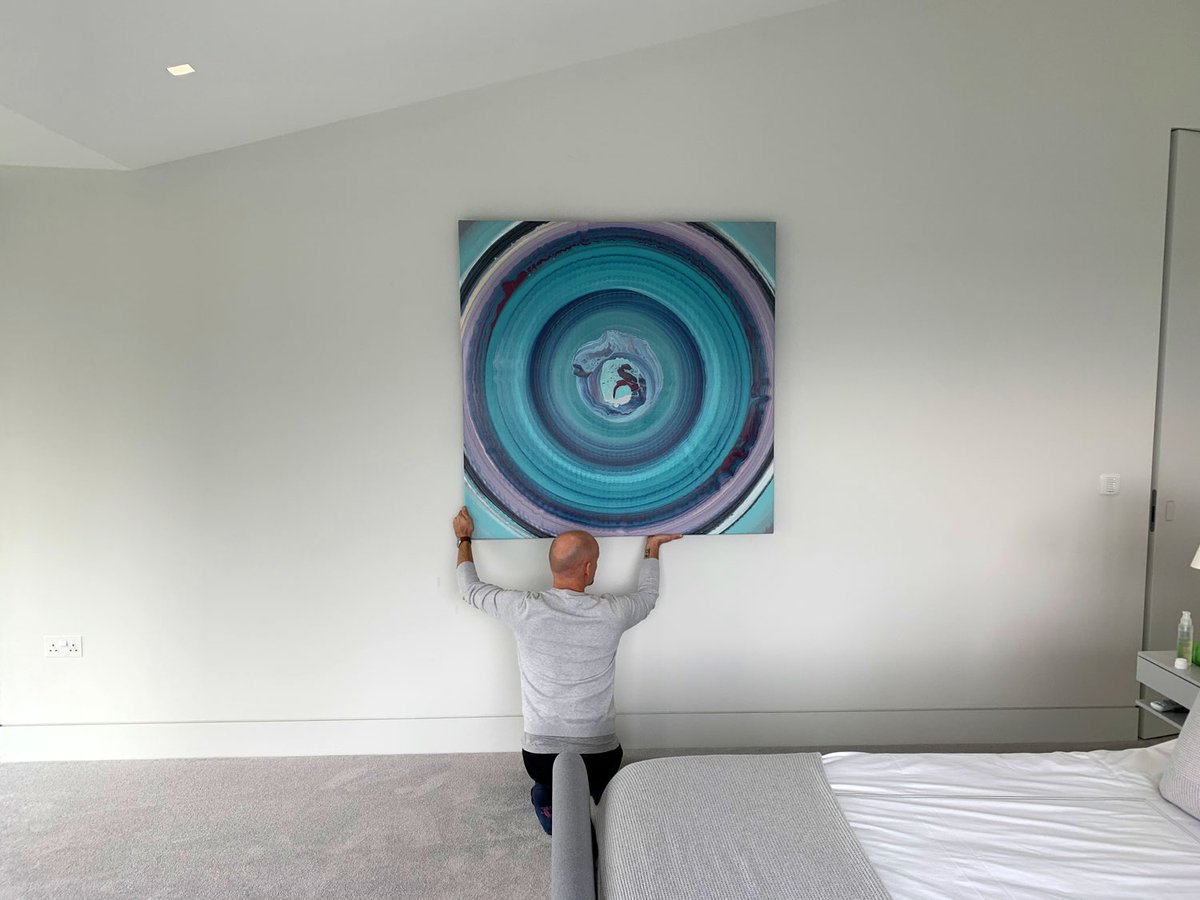It's all go... here's me in my Atlas pose, holding up a painting for a client to look at. What's that? Yes of course my arms are fine! NOT! #abstractart #artinhomes #personalservice