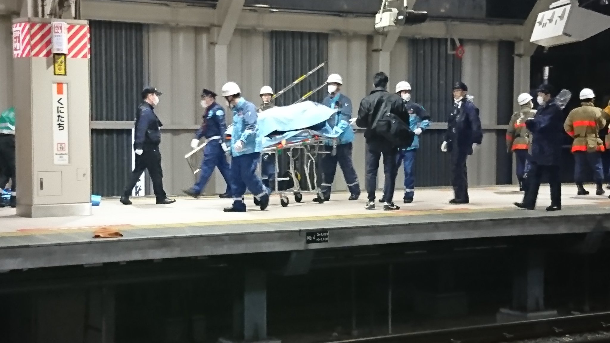 国立駅の人身事故で遺体をブルーシートで隠している画像