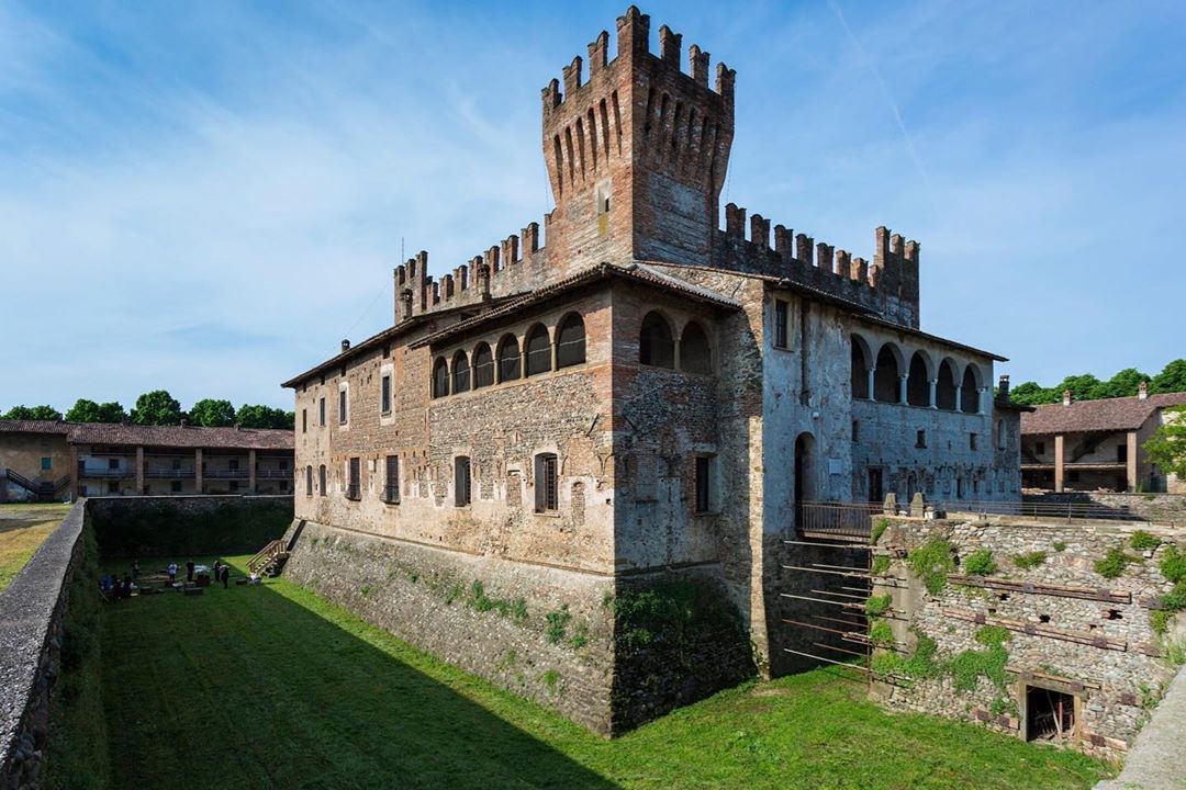 Malpaga Castle, the historic home of leader Bartolomeo Colleoni, is today a magical and charming place, able to make you relive the court life of the past. 🏰💎

bit.ly/2Hmo8ZI

📍 Castello di Malpaga 
📷@castellodimalpaga

#visitbergamo #bergamojustamazing #inlombardia