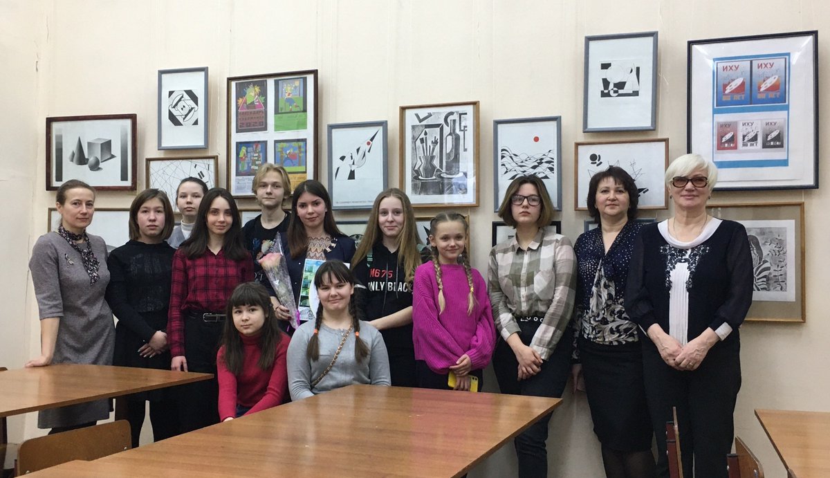 В преддверие праздника 8 марта  в ДХШ открылась выставка выпускниц школы Екатерины Касаткиной, Дарьи Буровой и Екатерины Суриковой. В настоящее время девушки являются студентками Ивановского областного художественного училища им. М.И. Малютина (отделение дизайна).