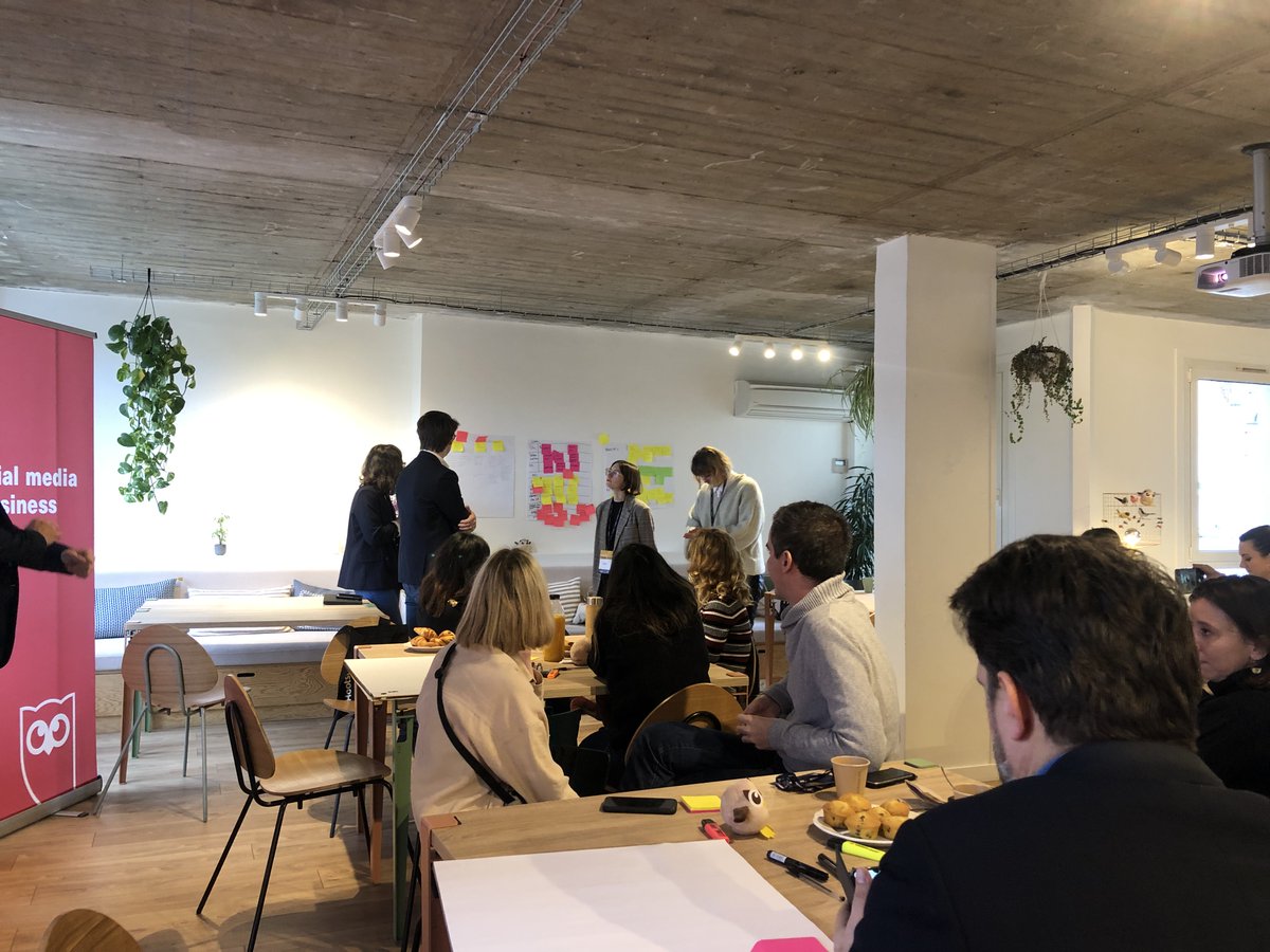 HootsuiteFR's tweet photo. Après avoir échangé autour des enjeux du #SocialROI, les membres de la communauté Hootsuite partagent leurs réfléxions 📢 #HootSTT #SocialThinkTank https://t.co/CvE9eNeiGF