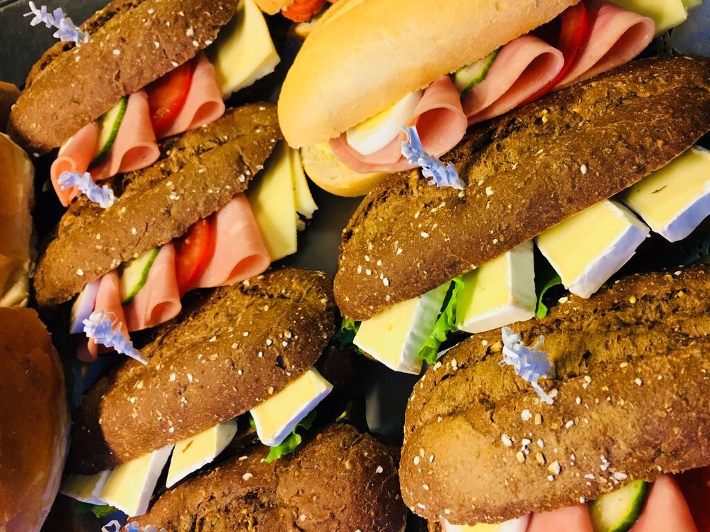 Deze week 10% korting op alle broodjes! Wij komen graag bij u op de zaak of vereniging, check onze prijzen maar eens!👌dsrfood.nl/acties