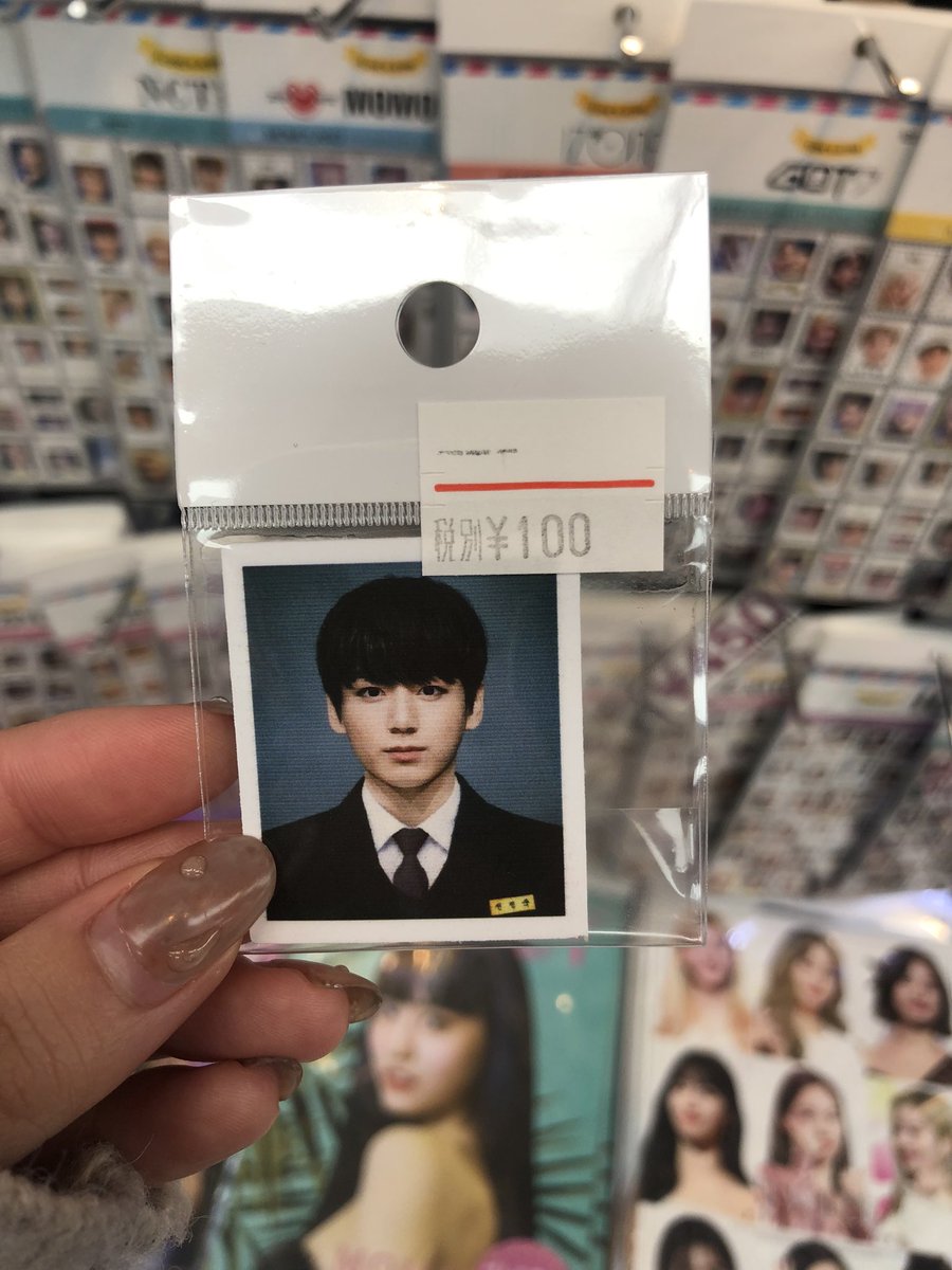 m___np's tweet photo. これって証明写真風？
ほんまの証明写真？ https://t.co/lMYFzvr1Ws