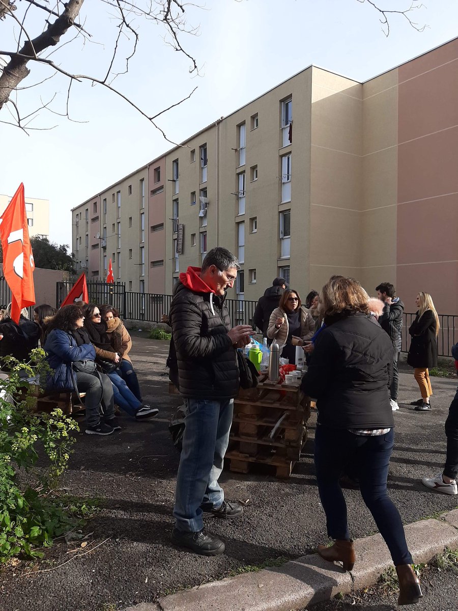 coreinfronte's tweet photo. #BastiaInCore soutient les agents de la restauration scolaire de la ville de Bastia, et syndiqués FO, en grève.
Ils préparent quotidiennement plus de 1700 repas dans des conditions difficiles.
Ils douvent travailler dans des locaux réaménagés, propres, et avec du matériel adapté. https://t.co/WLk35mOC84