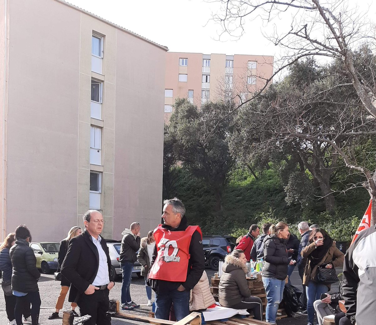 coreinfronte's tweet photo. #BastiaInCore soutient les agents de la restauration scolaire de la ville de Bastia, et syndiqués FO, en grève.
Ils préparent quotidiennement plus de 1700 repas dans des conditions difficiles.
Ils douvent travailler dans des locaux réaménagés, propres, et avec du matériel adapté. https://t.co/WLk35mOC84