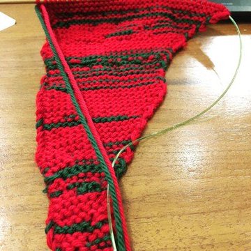 womensart1's tweet image. "I knit in city council because it helps me concentrate. Tonight I decided to knit in red when men spoke; green for women. Day 1 results" Sue Montgomery #womensart #KnitArt🧶