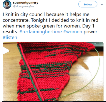 womensart1's tweet image. "I knit in city council because it helps me concentrate. Tonight I decided to knit in red when men spoke; green for women. Day 1 results" Sue Montgomery #womensart #KnitArt🧶