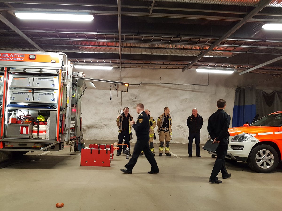 tommilaitio's tweet photo. #233mpk vieraili tänään @brankkarit . Suunnaton ylpeys ja kunnioitus sitä kohtaan, miten tietoperustaisesti ja kansalaisten turvallisuutta ajattelemalla näitä kirjaimellisesti elintärkeitä palveluja hoidetaan. Tänäänkin olin ylpeä, että olen jäsenenä Team @helsinki. https://t.co/I4qtdJUTzZ