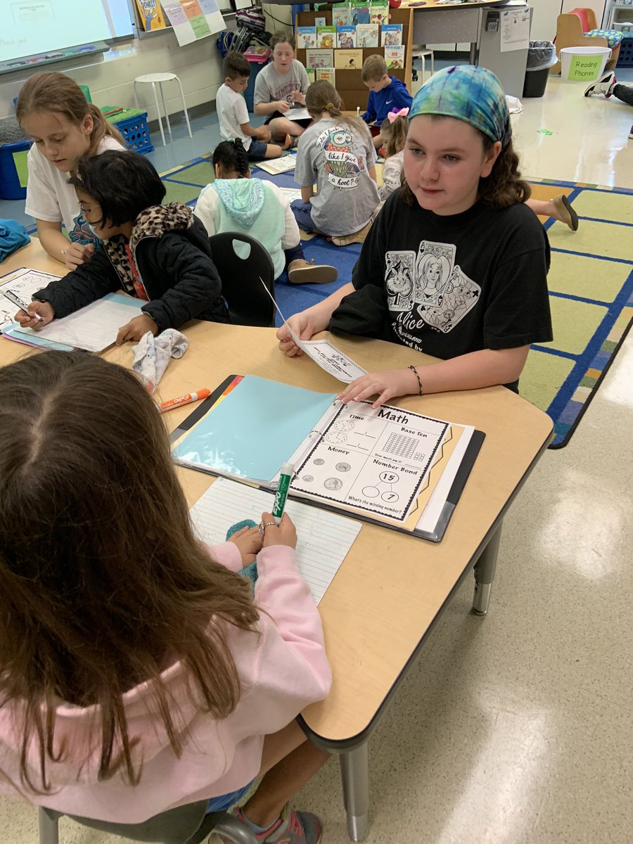 MrsLeitzsey's tweet photo. Today we’re helping our first grade book buddies in @MrsLloydsclass prepare for their student-led conferences. I’m loving seeing the leadership shine! #MESheart @Midway_Mustangs https://t.co/vH5ulfoVBZ