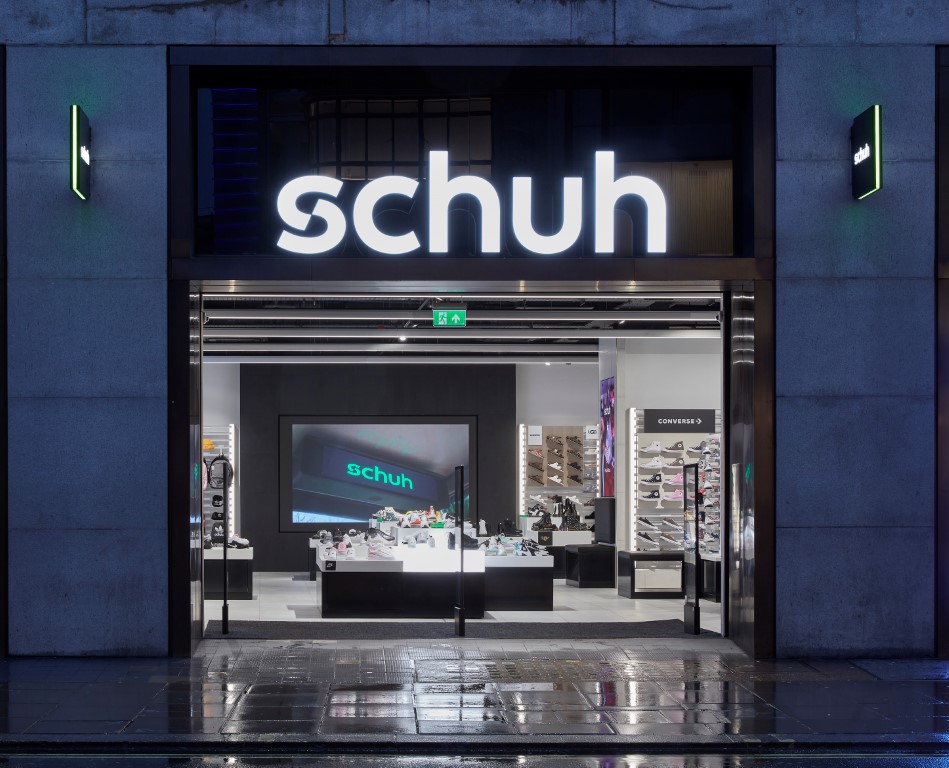 bit.ly/2vTsQw1
Designed by @BriggsHillier and to capture the primary youth consumer, <a href="/schuh/">schuh</a> opens in #OxfordCircus with a refit in the “#twentyTWENTY" store concept.
#mindus #mindmagazine
