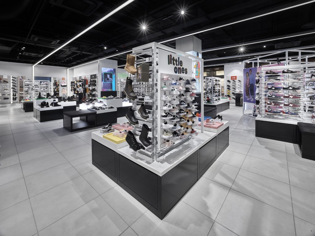 MiNDMagazine_'s tweet photo. https://t.co/fofnRSstip
Designed by @BriggsHillier and to capture the primary youth consumer, @schuh opens in #OxfordCircus with a refit in the “#twentyTWENTY" store concept.
#mindus #mindmagazine https://t.co/u50fGiOIjK