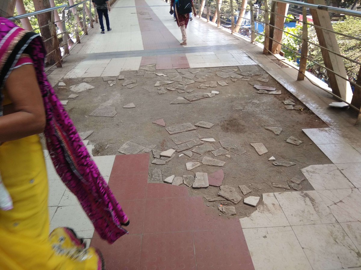 itsenufapp's tweet photo. https://t.co/1khkROkWiW
skywalk at Santacruz East is in disastrous condition for months. authorities are turning bling eye to maintain it, This condition may cause some injury to children or senior citizens. @mybmc https://t.co/RPufql9vjM
