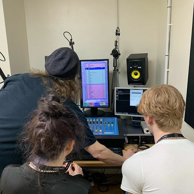 NCSMusicTeam's tweet photo. We’re on air on Monday 9am! 87.9fm. @newcollegestamford 👍🎤#infinityradio #studentradio #broadcast #livelounge https://t.co/fUwldU9C9R https://t.co/WwAGHZVS4S