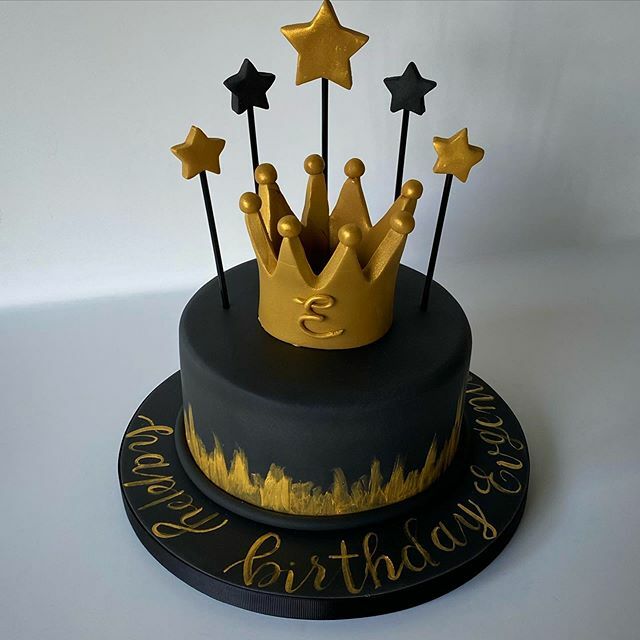 Queen 👑 ...#cake #cakedecorating #jarbysweetmates #maniadelou