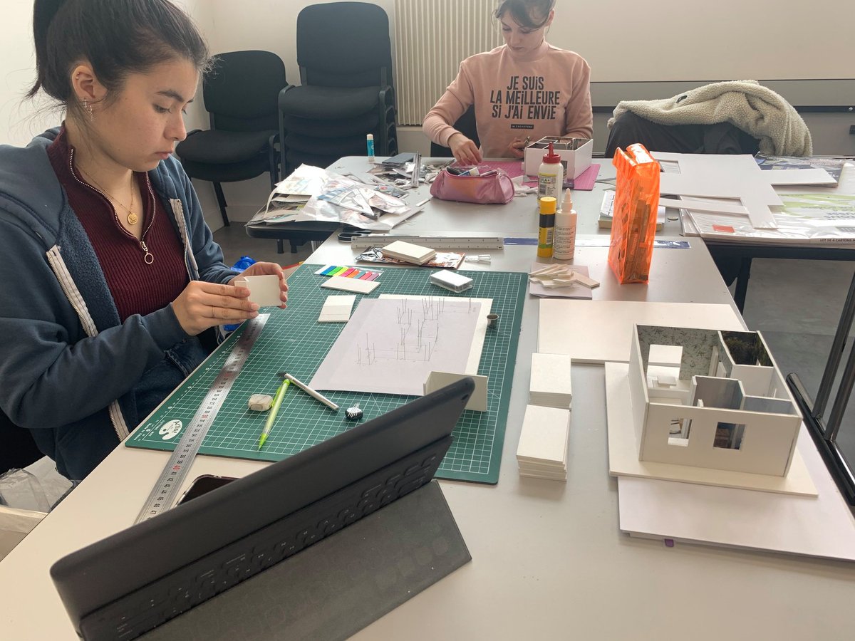 LignesFormation's tweet photo. [Lab + Distance] = l'atelier " concevoir une maquette et agencer ses textures " 🤗

Nos élèves ont pu aborder la construction d’une maquette à partir d’un plan avec ajouts de matières &amp; textures ! 🎨💪

#formation #elearning https://t.co/n0NOMy7zD2