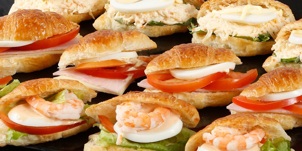 VaitPastelerias's tweet photo. 🥐😋 Esta claro que el croissant es el bollo por excelencia y comerlo solo es una delicia, pero ¿y relleno? Puedes convertirlo en un desayuno perfecto, casi en un comida o en una merienda gloriosa. 😋🥐 #venavait #croissant #relleno #vait #vaitpastelerias #desayuno #comida https://t.co/kk08nug6gw