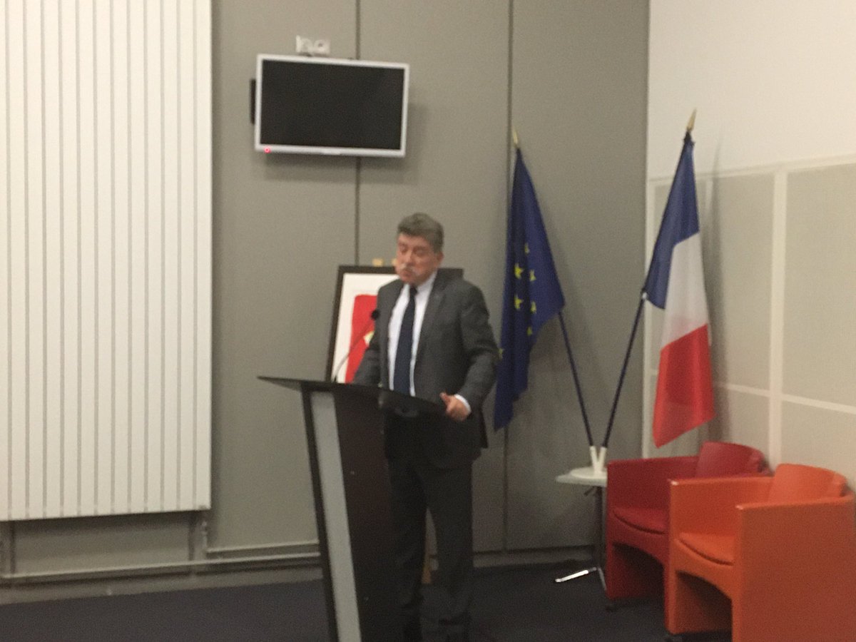 prefet59's tweet photo. #Adminitration le préfet intervient devant la 50e promotion de l’Institut Régional d’Administration de #Lille. qui forme les cadres administratifs. « Travailler pour l’Etat c’est à la fois voir de près, au plus près des concitoyens, et voir loin en anticipant les mutations » https://t.co/lTl8QTbxX6