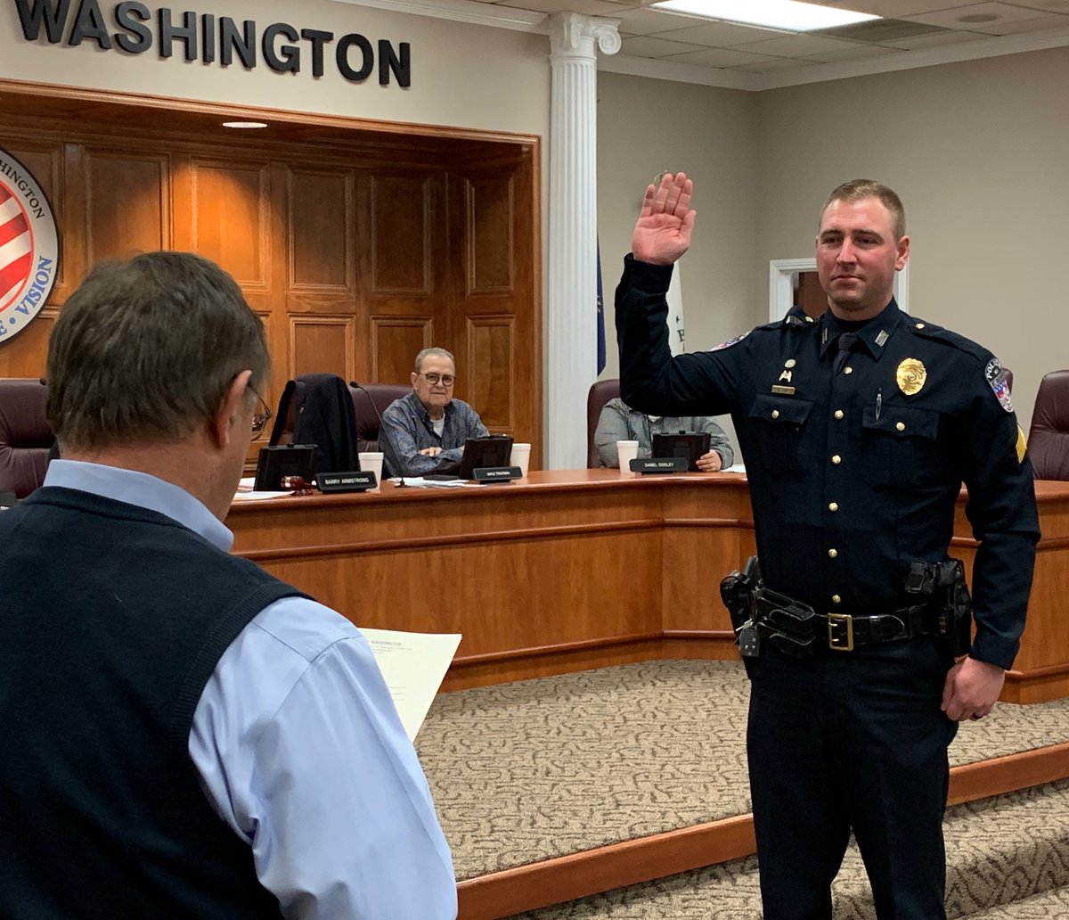 MtWashingtonPD's tweet photo. Congratulations, Mike Stump, on being promoted to sergeant. He was sworn in at the city council meeting last night. We are excited for him and look forward to him serving in this new role. #mwpdcommunitystrong #mwpd https://t.co/fs0kUnOOTf