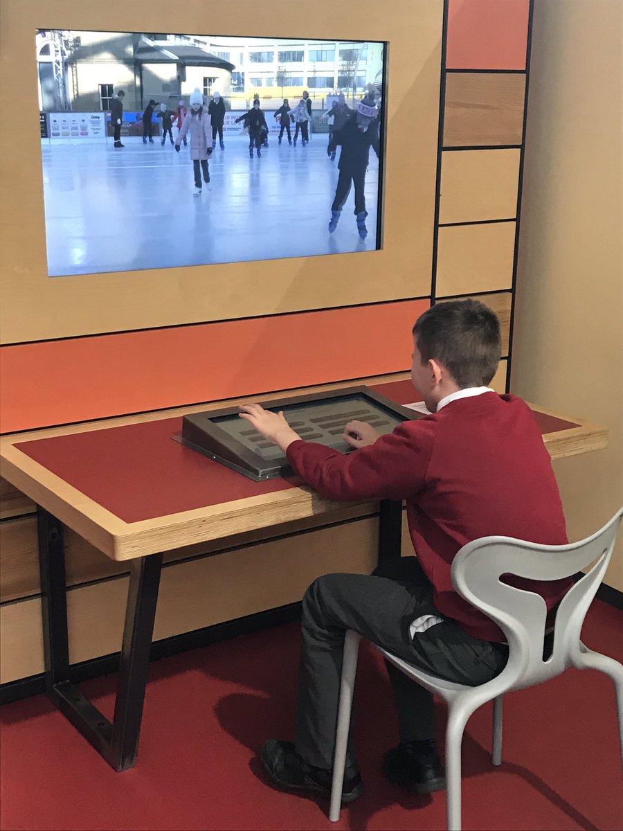 WellfieldMiddle's tweet photo. 7A enjoying and investigating the #BrainZone @CentreOfLife #WMSScience https://t.co/nPuQ34F9pl