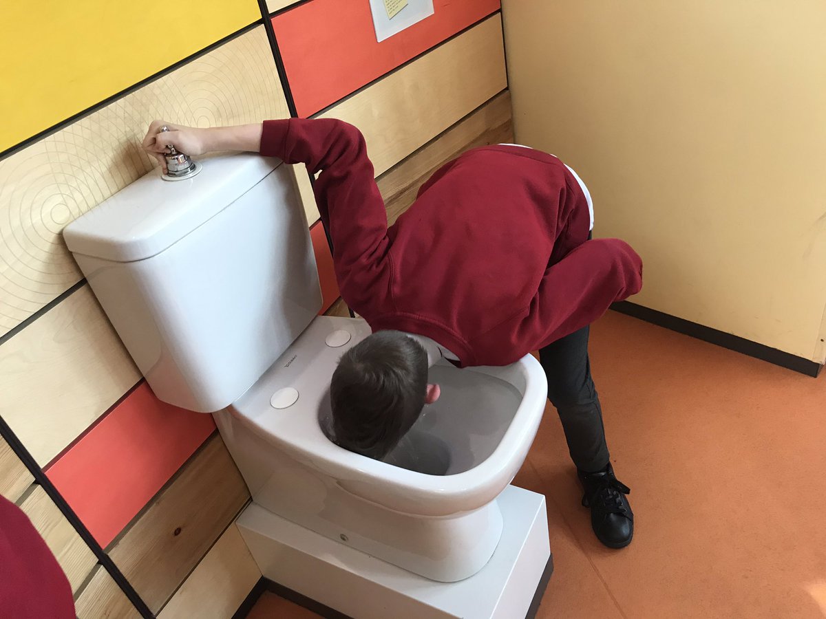 WellfieldMiddle's tweet photo. 7A enjoying and investigating the #BrainZone @CentreOfLife #WMSScience https://t.co/nPuQ34F9pl