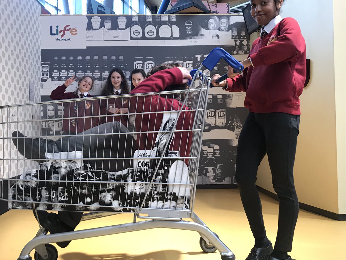 WellfieldMiddle's tweet photo. 7A enjoying and investigating the #BrainZone @CentreOfLife #WMSScience https://t.co/nPuQ34F9pl