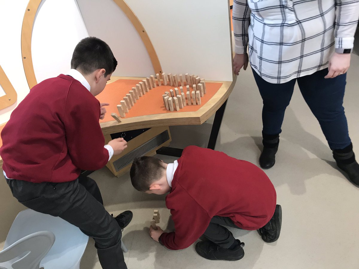 WellfieldMiddle's tweet photo. 7A enjoying and investigating the #BrainZone @CentreOfLife #WMSScience https://t.co/L7rmSujRot