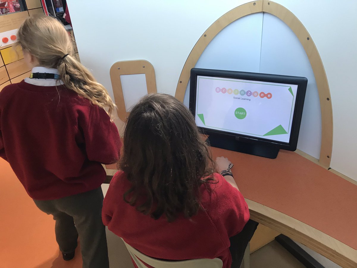 WellfieldMiddle's tweet photo. 7A enjoying and investigating the #BrainZone @CentreOfLife #WMSScience https://t.co/L7rmSujRot
