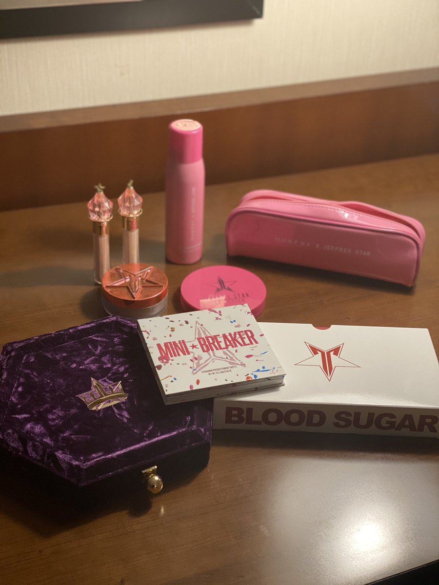flint_leah's tweet photo. Attending a conference on how I can better serve my student veterans but still need  my @JeffreeStar make-up! #jeffreestar always makes be feel beautiful even when I am putting on makeup in horrible lighting and sitting in meetings all day! #bosslady #servingveteransiswhatido https://t.co/87WyNItUPM