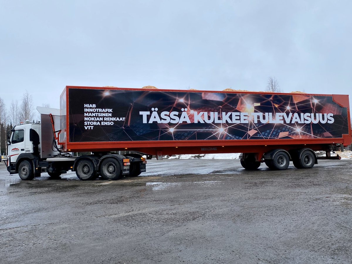 SatuHarkonen's tweet photo. Ainutlaatuinen testi metsäteollisuudessa,automaattirekka kuljettaa haketta tehtaalla.Innovaatiot eivät tapahdu eristyksissä vaan yhdessä tehden😃#herecomesthefuture #storaenso #vtt #hiab #mantsinen #nokianrenkaat #uimaharju https://t.co/doqVdbX6K1
