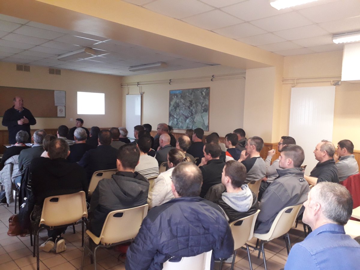 FDSEAVendee's tweet photo. Les éleveurs de l'UCSEA de St Fulgent Les Essarts rencontrent @bricegu Prsdt de #FDSEA85 et @CedricMandin SG de @EleveursBovins qui répondent à leurs questions. Les #éleveurs ont BESOIN d'une VRAIE rémunération basée sur couts de production  et un engagement #politique fort. https://t.co/C6PylYEYnT