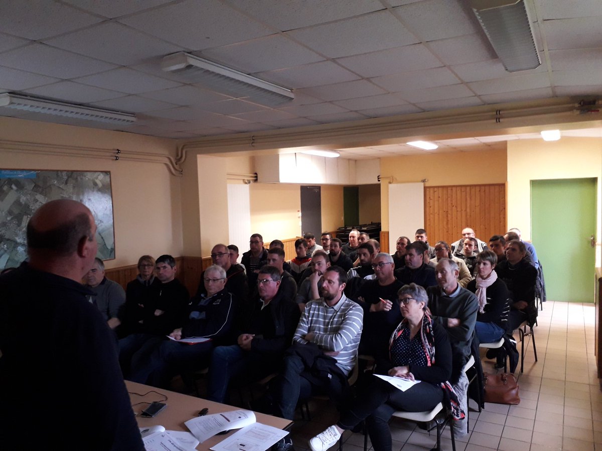 FDSEAVendee's tweet photo. Les éleveurs de l'UCSEA de St Fulgent Les Essarts rencontrent @bricegu Prsdt de #FDSEA85 et @CedricMandin SG de @EleveursBovins qui répondent à leurs questions. Les #éleveurs ont BESOIN d'une VRAIE rémunération basée sur couts de production  et un engagement #politique fort. https://t.co/C6PylYEYnT