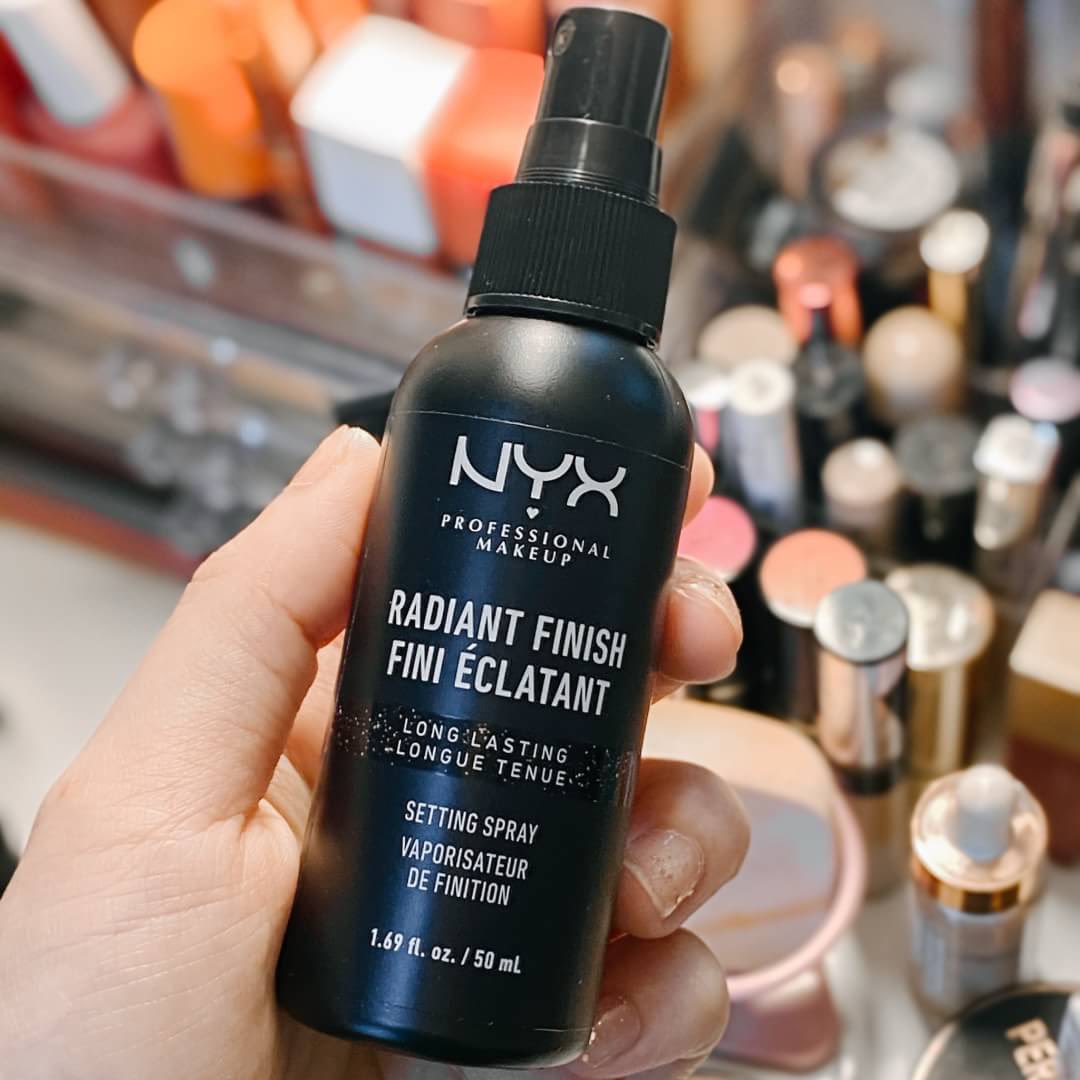 Hamkdy_'s tweet photo. NYX Birthday 21 ปี ขอยกให้สเปรย์ตัวนี้เป็น Fav’s Item ที่ช่วยล็อคเมคอัพ แต่งหน้าเสร็จแล้ว เขย่าก่อนฉีด ฉีดแล้วผิวฉ่ำโกลว์ทันที มีชิมเมอร์สีทองเม็ดเล็กมากๆช่วยกระจายแสง
✨มีแจก 10 รางวัล✨
1.ฟอล @nyxcosmetics_th 
2. RT + อวยพรNYX 3 คำแล้วติดแท็ก #NYX21BDxLZD https://t.co/cxQsA3NUkG