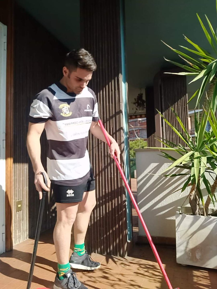 #iorestoacasa 
è dura ma in questo momento dobbiamo rinunciare alla nostra immensa passione ovale 🏉💚⚪️🖤 (Nella foto il nostro Andrea "PICCI" ne approfitta per fare un po' di pulizie)😂#distantimauniti #restiamoacasa #covid #coronavirus #rugby #RugbyRoma #RROC1930 #RROCandRoll